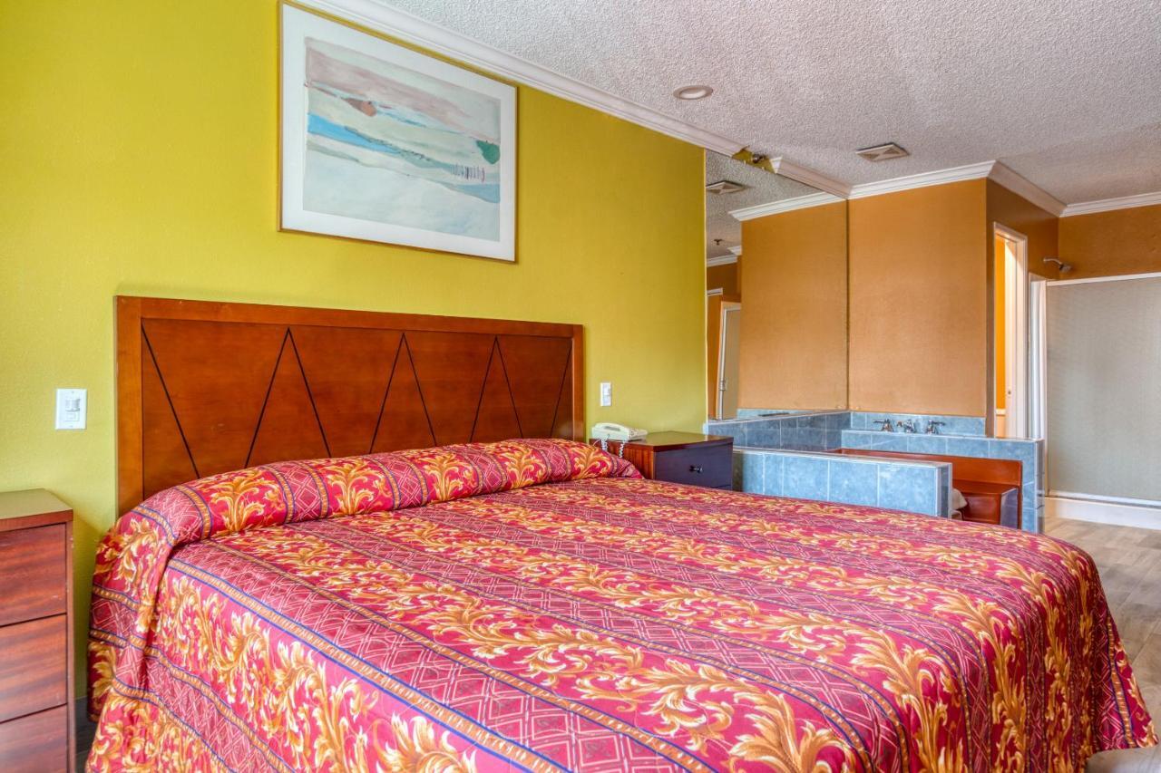 Hotel Corona Ca - Hwy 91 Экстерьер фото